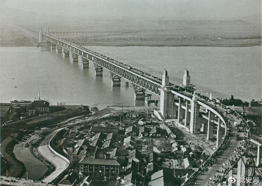 1968年12月29日， 南京長江大橋全面建成通車。這是當(dāng)時中國自行設(shè)計建造的最大的鐵路、公路兩用橋。